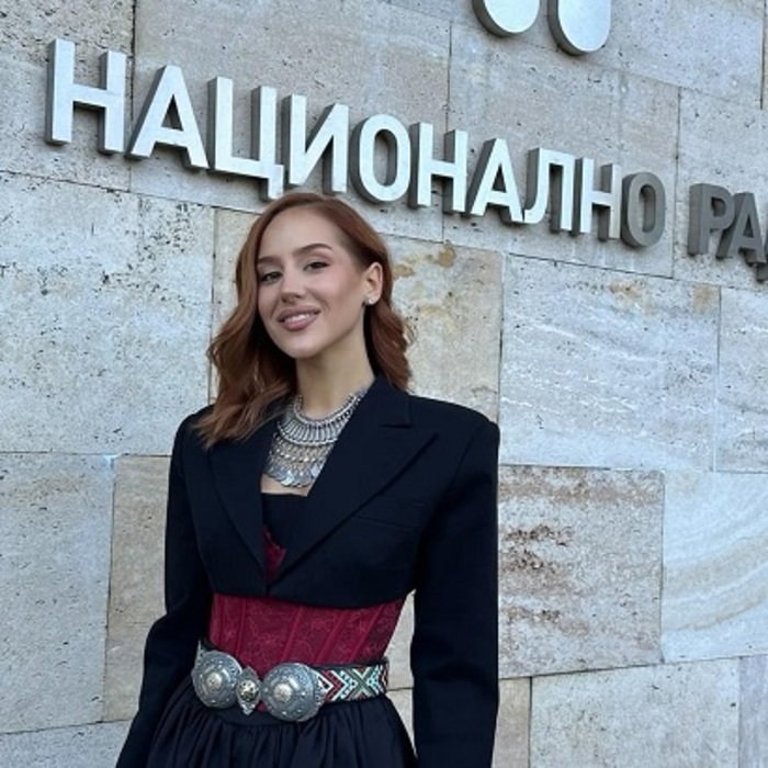 simona-petrova-mona-fb-simona-petrova-mona_700x700_crop_478b24840a