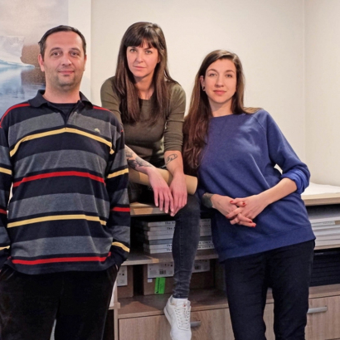 luskavi-bezvredni-iconomist-bg_700x700_crop_478b24840a