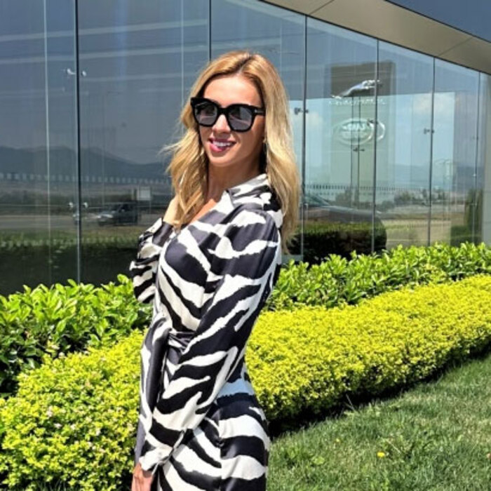 lora-petrova-tbmagazine-net_700x700_crop_478b24840a